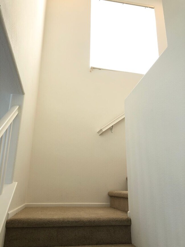 Building Photo - CHARMING 3 BR/2.5 BATH  " TWELVE PICKET LA...
