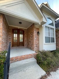 Building Photo - 3 BEDROOM HOUSE!