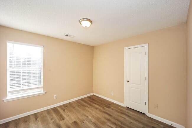 Building Photo - 255 Summer Hill Cir