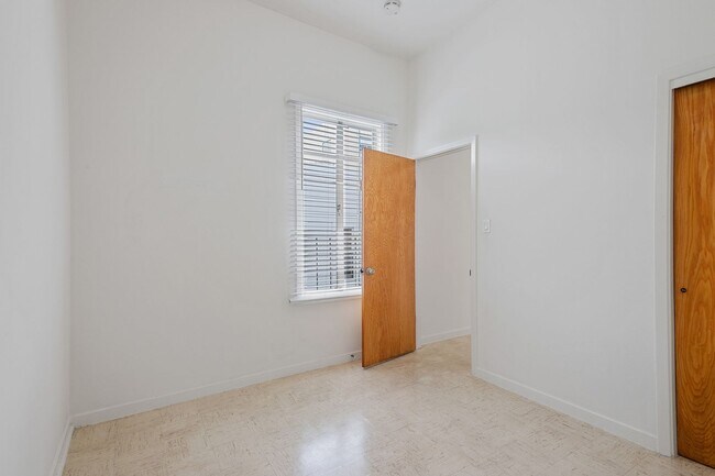 Building Photo - 546 Green St