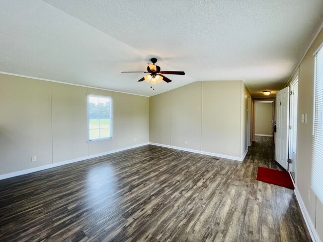 Building Photo - Move in ready!! Privacy and views galore w...