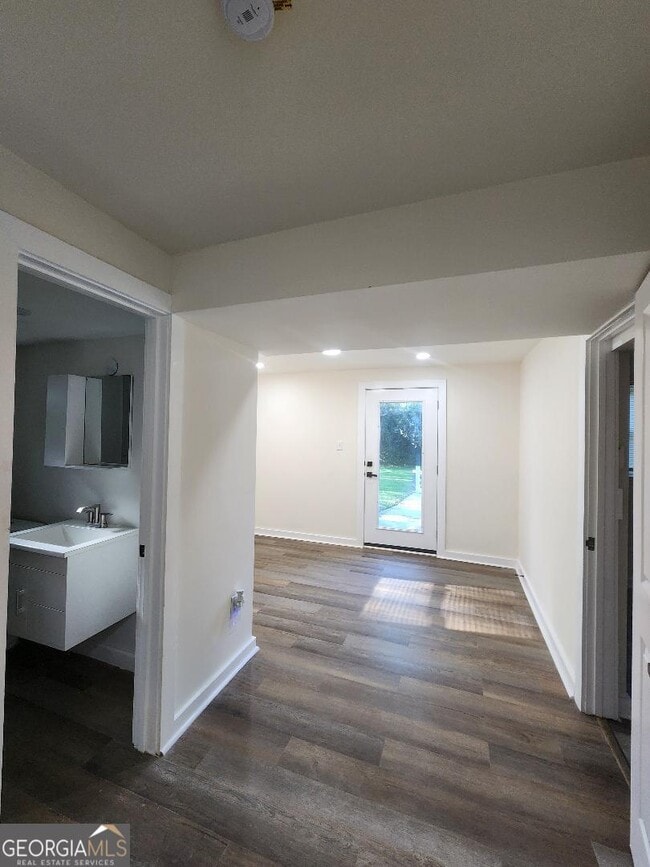 Building Photo - 302 Kelso Dr SW