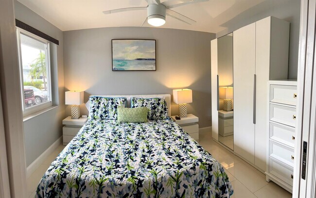 Building Photo - 1705 N Riverside Dr