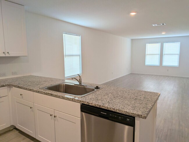 Building Photo - Fresh and Clean in New Braunfels!!