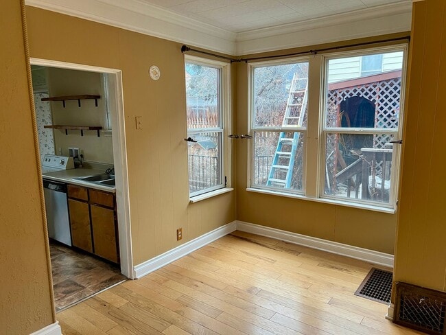 Building Photo - Charming 2 Bed 1 Bath Duplex Located in the Mansion District!