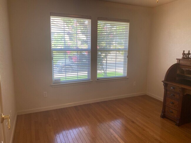 Building Photo - Beautiful Lakefront Home in the Vineyard! 55+ community