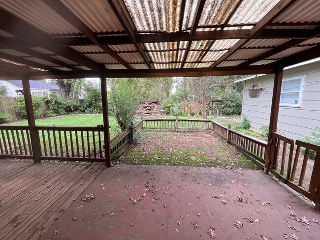 Building Photo - 228 E Circle Dr