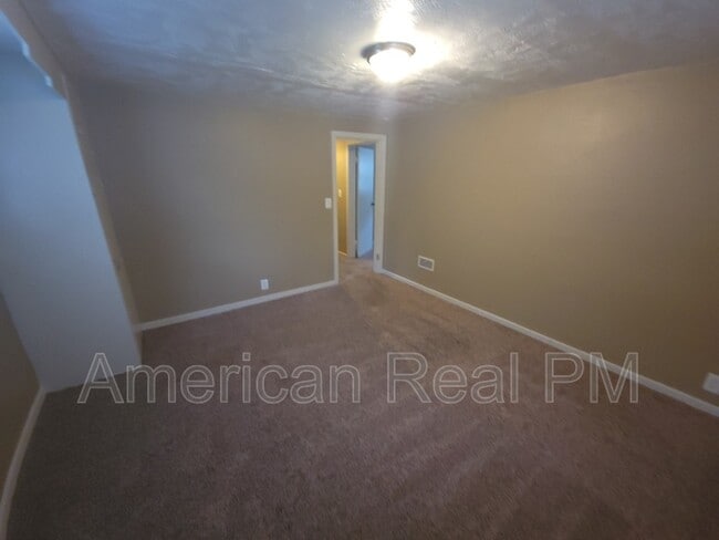 Building Photo - 613 NE 45th St