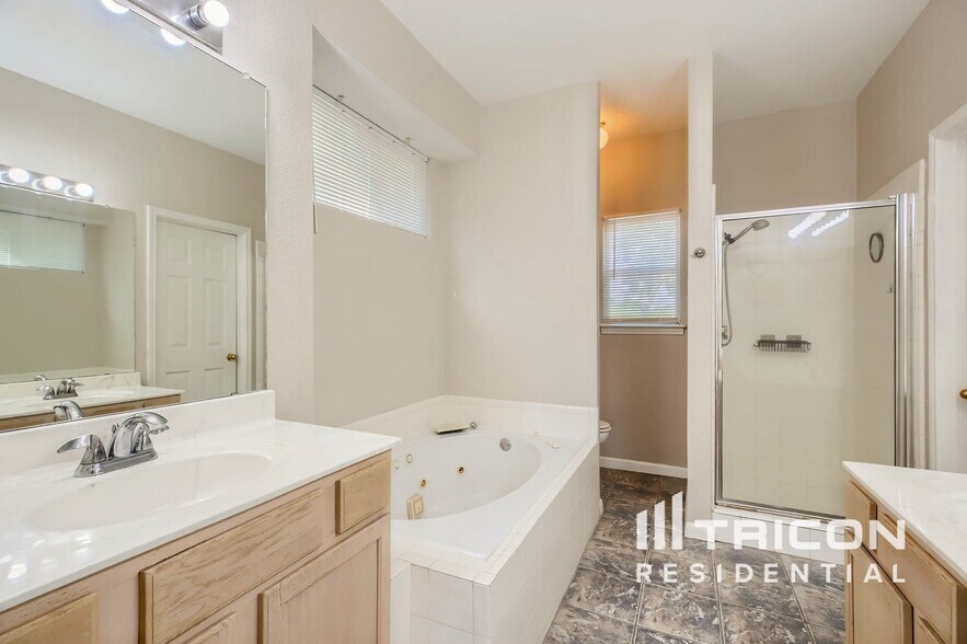 Building Photo - 12430 Canyon Ct