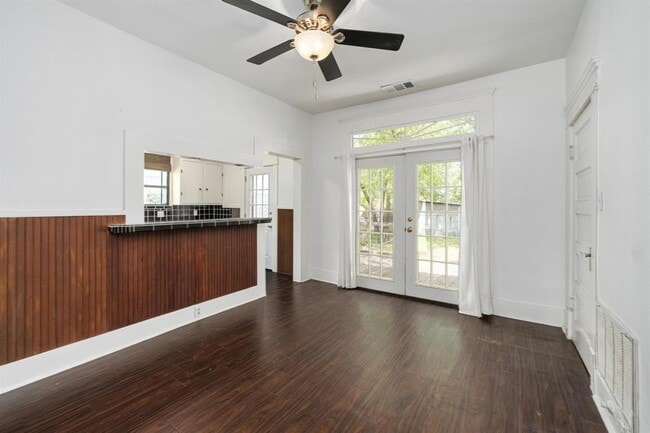 Building Photo - 304 W 35th St