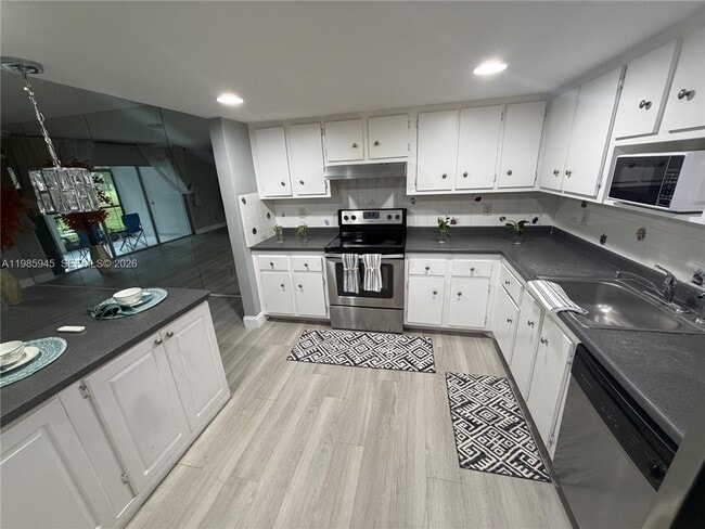 Building Photo - 3962 Inverrary Dr