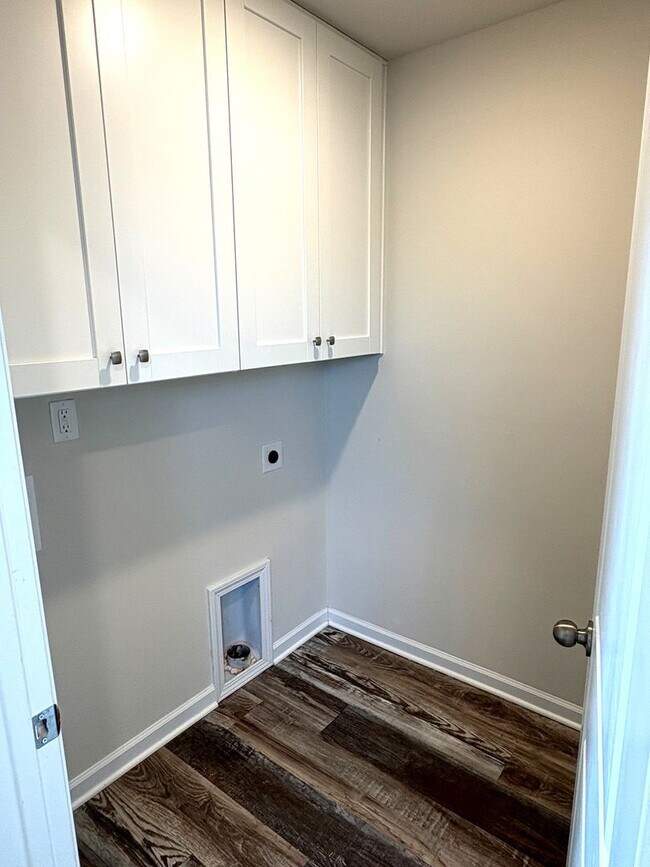 Building Photo - FIRST MONTH FREE - Bright 3BR 2.5BA Home w/ Full Appliance Kitchen • Garage Parking in Mooresville