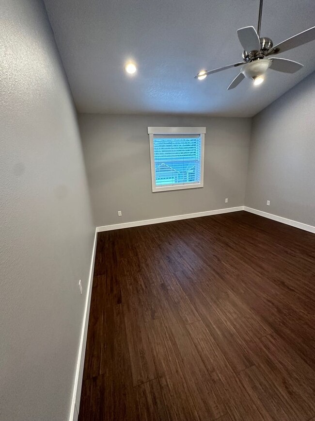 Building Photo - 4 Bedroom House Available in Hammond!