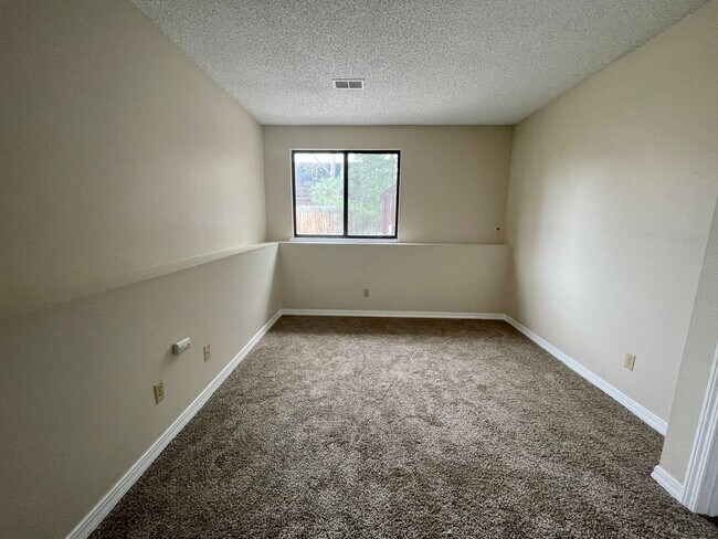 Building Photo - Sun-Filled 3-Bed, 2.5-Bath home with Deck ...