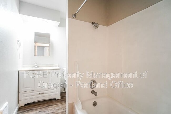 Building Photo - 760 Plymouth Dr NE