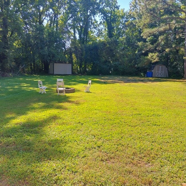 Building Photo - Cozy 2-Bedroom Home on Half an Acre in Nor...