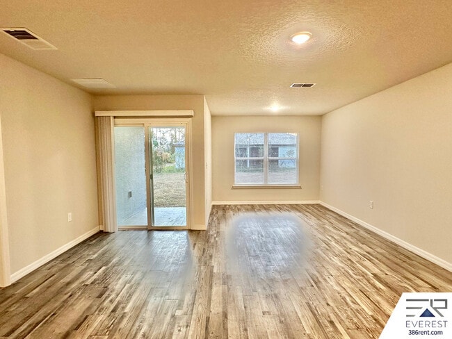 Building Photo - 10 Ryall Ln