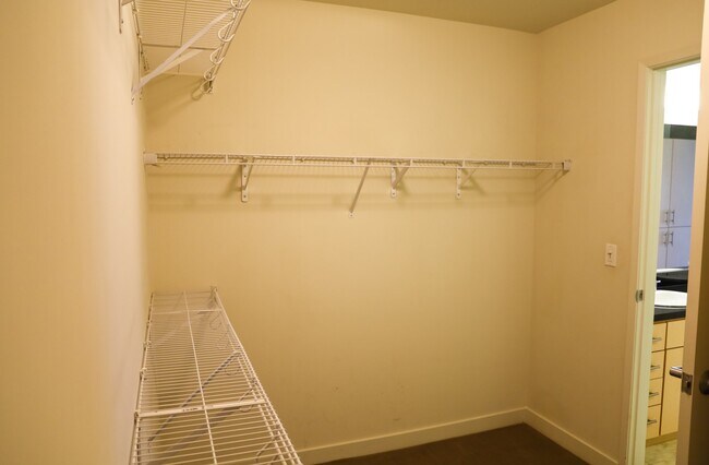 Building Photo - Advent - Gorgeous & Bright Contemporary Style Condo W/ Parking & Laundry!