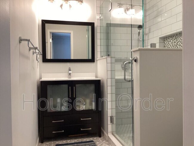 Building Photo - 23 Moore Ave