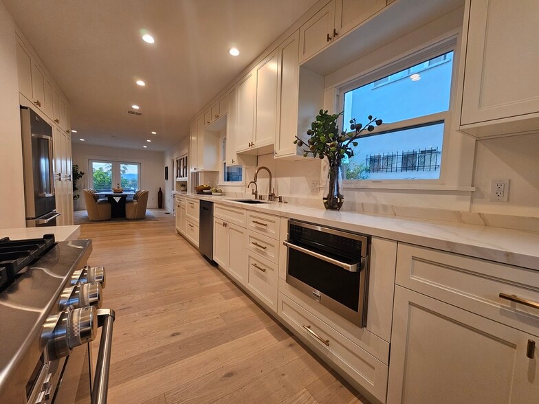 Building Photo - 957 Manzanita St