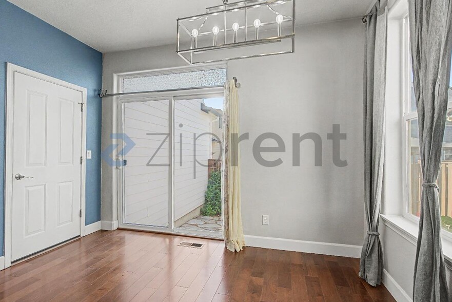 Building Photo - Unit