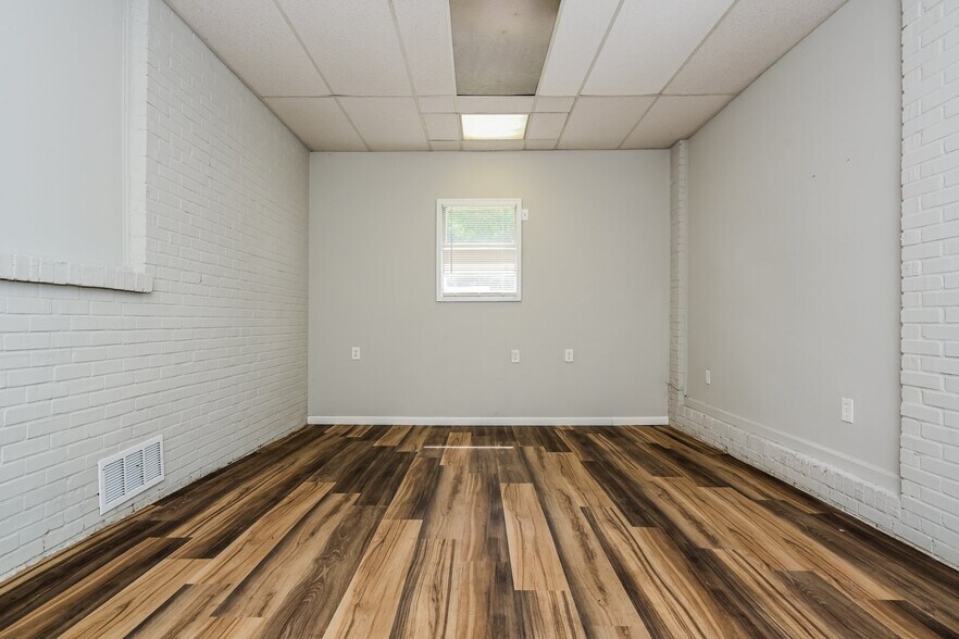 Building Photo - 2315 Japonica Dr
