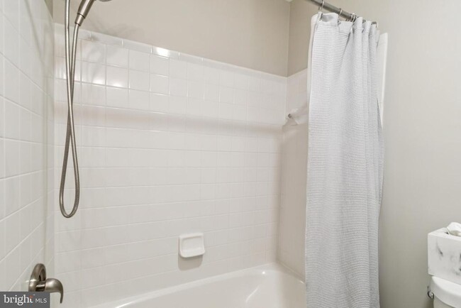 Building Photo - 9525 Oakhurst Dr