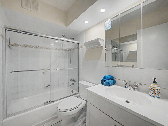 Building Photo - 111 Doolen Ct