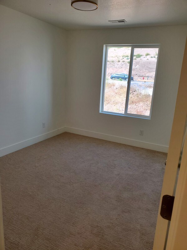 Building Photo - 980 W Vista Ridge Dr