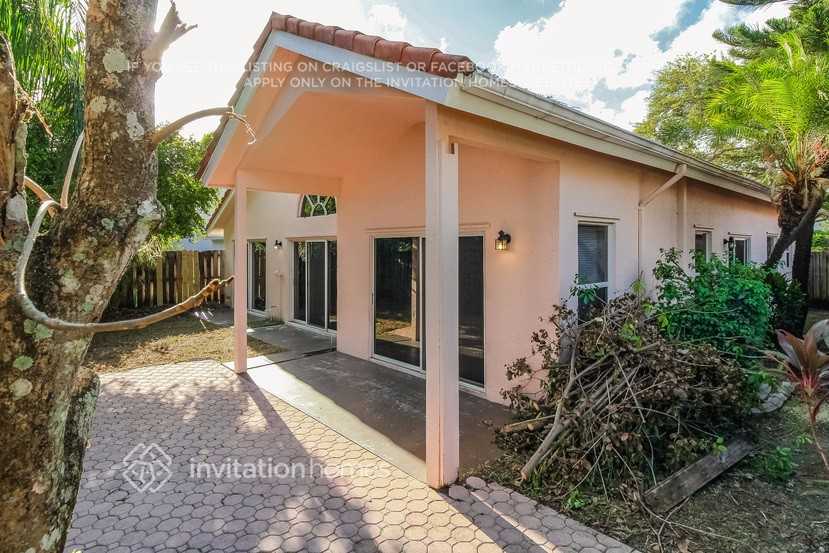 Building Photo - 6821 NW 28th Pl