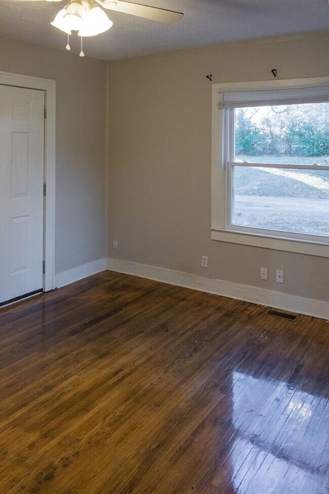 Building Photo - AVAILABLE NOW. $1300 PER MONTH. NEW STAINLESS STEEL APPLIANCES and UPDATES!!