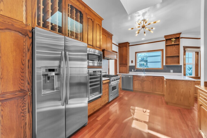 breakfast nook behind counter - 80 Corona St