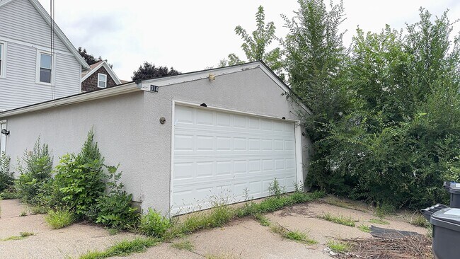 Building Photo - 914 Lawson Ave E