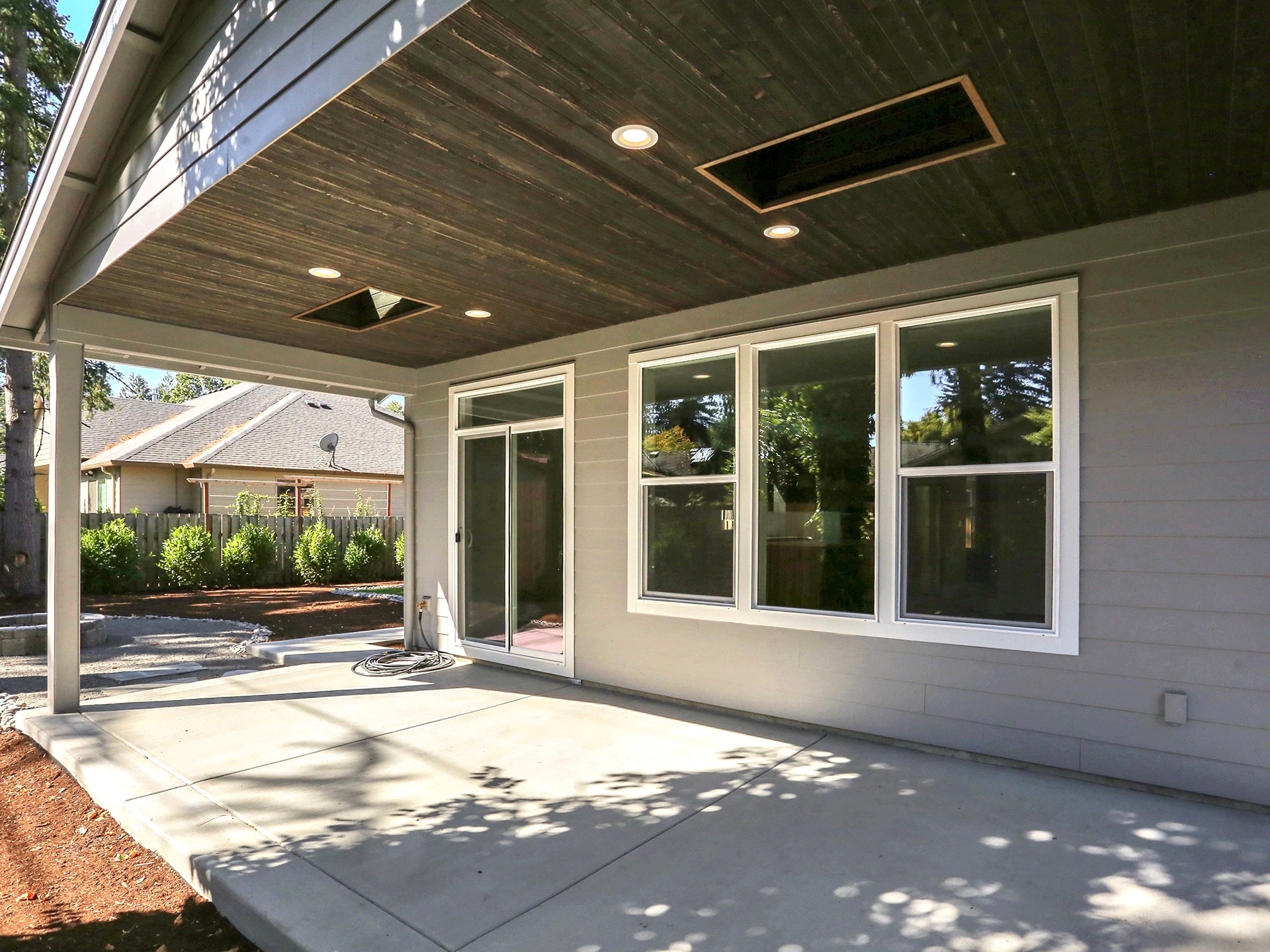 Building Photo - 84 SW Meadow Dr