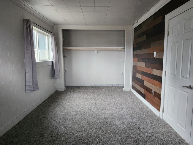 Building Photo - Newly Renovated Pet Friendly 2 Bed / 1 Bat...