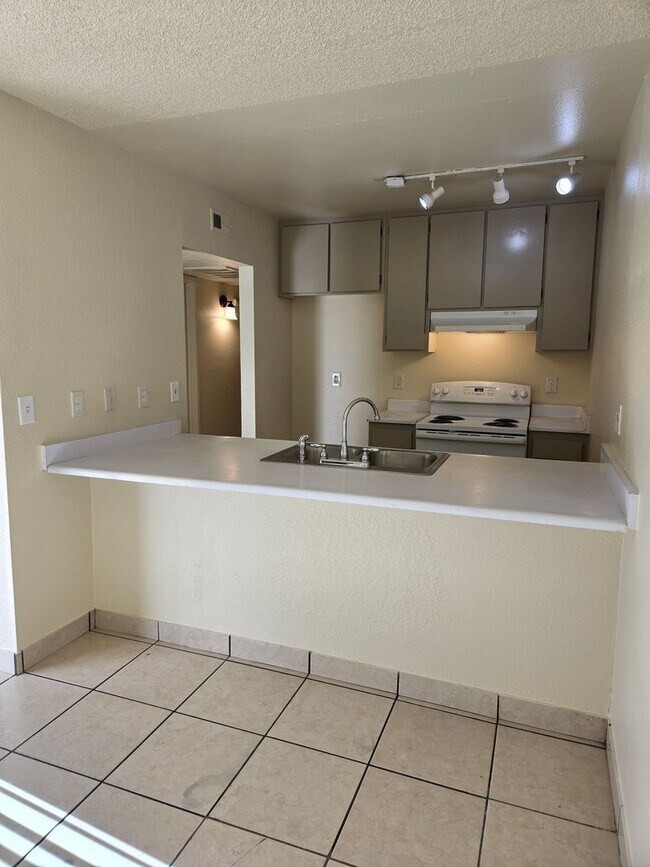 Building Photo - 2714 Pyramid Ave