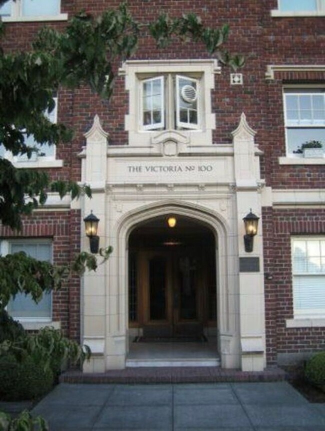 Building Photo - Timeless Queen Anne Condo with Modern Amen...