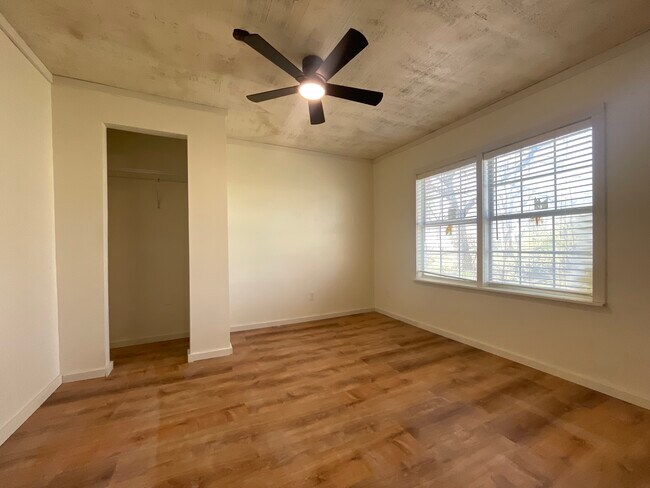 Building Photo - 209 W 2nd St