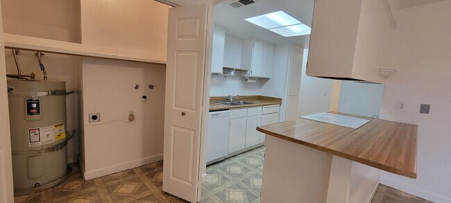 Building Photo - Quiet Cul de Sac With RV Parking in North Redding