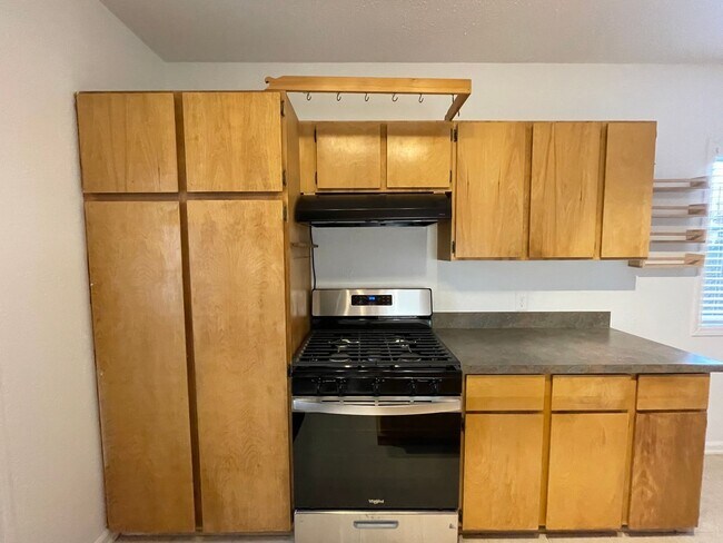 Building Photo - Charming and Updated 1913's Home! Woodstoc...
