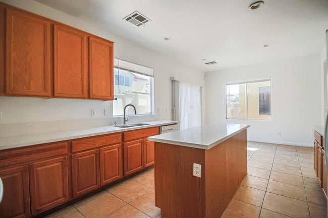 Building Photo - Cute 5 Bedroom Home with a 3 Car Garage!