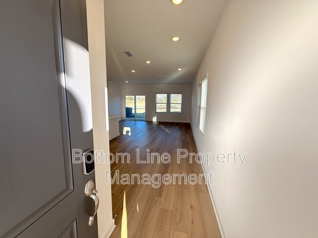 Building Photo - 8024 Hidden Spgs Trl