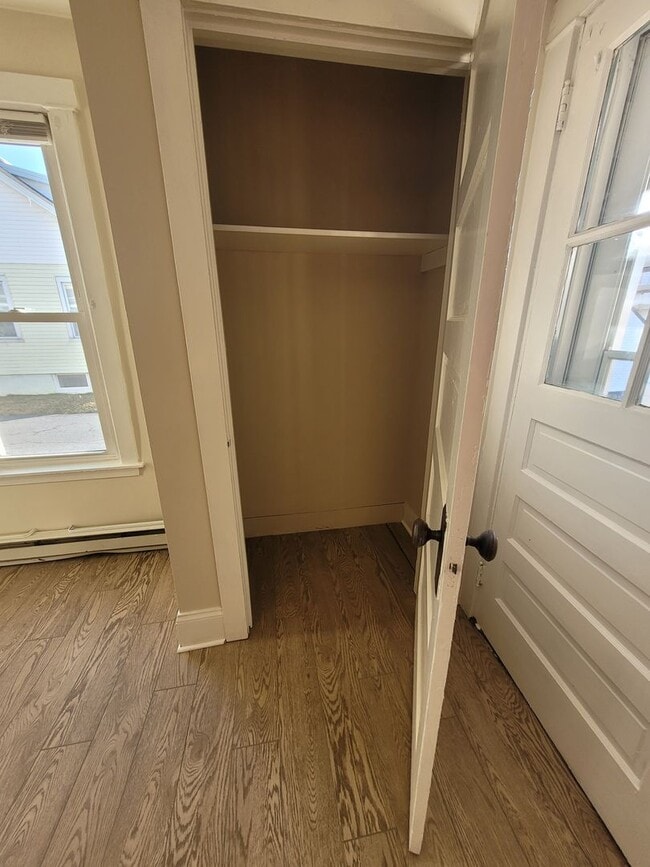 Building Photo - 984 W Main St