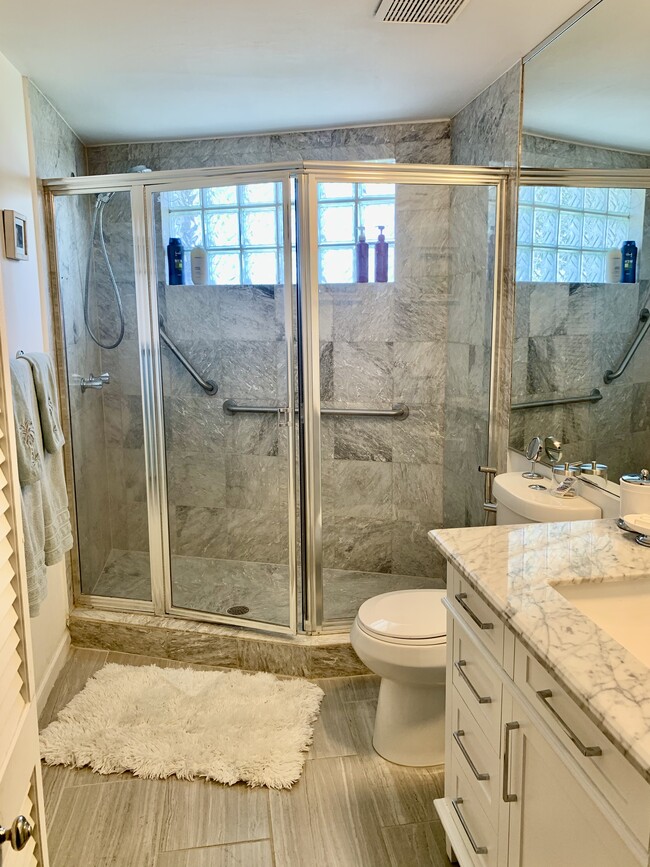 Main bathroom - 16531 NE 35th Ave