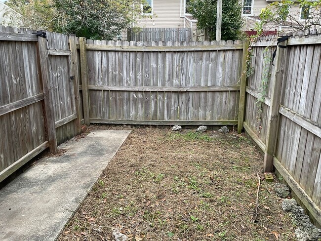 Building Photo - Charming 2 bedroom 1.5 bath town home located in Jacksonville. Just a short drive to the area bas...