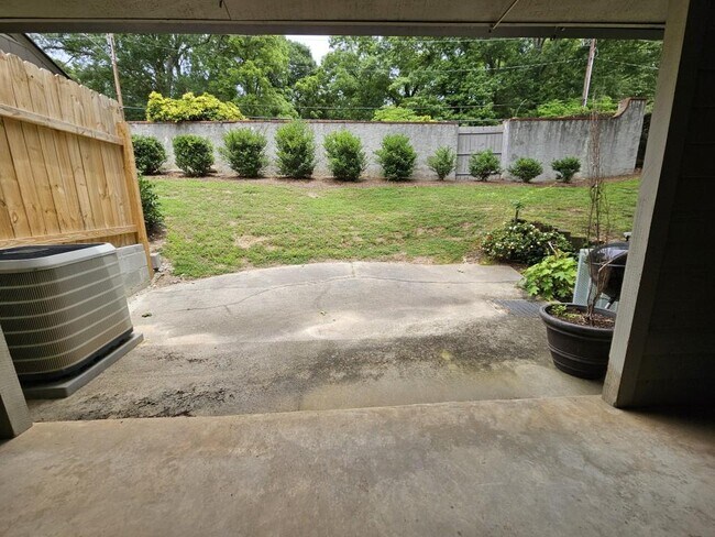 Building Photo - 1085 Holly Dr