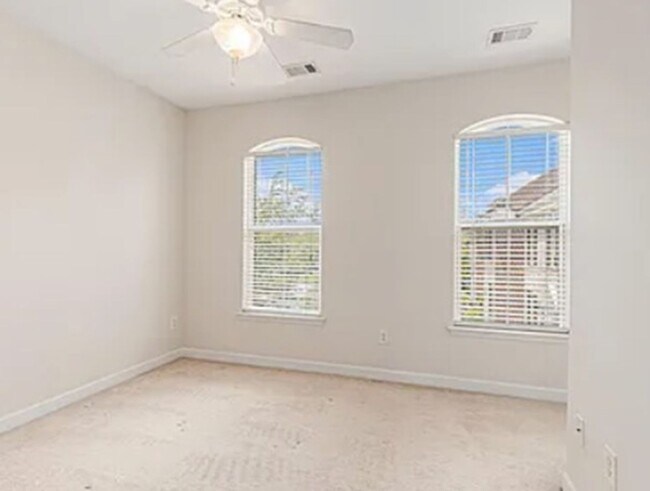 Building Photo - Market Common townhouse with garage!!