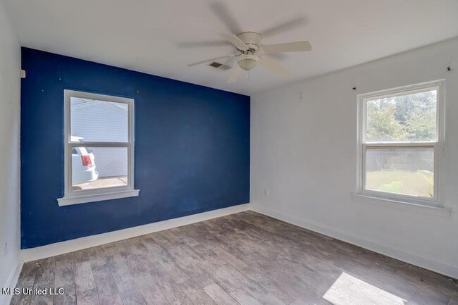 Building Photo - 1737 Ridgeway Dr