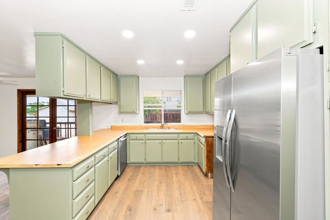 Building Photo - 831 Lightwood Ct