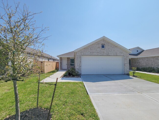 Building Photo - This single-story home shares an open layout between the kitchen, nook and family room for easy e...